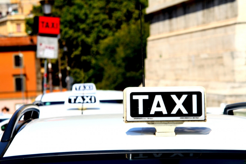 taxis-BEAULIEU SUR MER-min_taxi_auto_rome_road_white-1051610